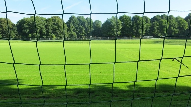 Come gestire il taglio, le risemine, le zollature e gli arieggiamenti dei campi sportivi in estate